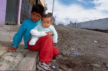 Kinder auf der Straße in der Zona Sur nahe des "Centro Integral Santa Catalina"
Reportage: "Fährst du mit dem Bus nach Deutschland"
Quito, Ecuador, 01.03. 2006