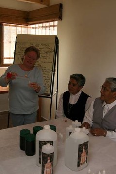 Während eines Kurses über Naturmedizin übt Elke Rischmüller mit Ordensfrauen den Umgang mit Heilwasser und  Rohalkohol zum Destillieren von Pflanzen und Kräuterextrakten ein.