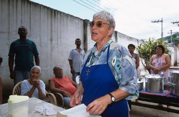 Die Frau vom Lieben Gott
Sr. Magdalena Brokamp, Leiterin der  "Casa de Solidaridade" beim
Essensgebet    mit Obdachlosen, Nova Iguaçu  RJ, Brasilien