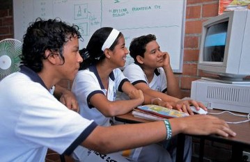 Mit der Philosophie der Zärtlichkeit gegen die Gewalt
Schüler des "Colegio Juan Pablo II" beim Unterricht im Computerraum, Kolumbien, Januar 2004
