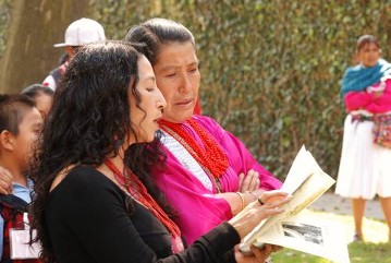 Rechte für indianische Frauen: Indígena-Pastoral der Caritas in Mexiko-Stadt. Magdalena García Durán saß unschuldig im Gefängnis. Hier mit Laura Villasana bei einem Fest der Caritas. Mexiko, 23. Februar 2008