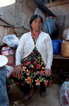 Alte Frau vor ihrer Hütte in der Mixteken-Siedlung an den Bahngleisen von León
Reportage: "Mixteken auf dem Abstellgleis"
Mexiko, 20.02. 2006