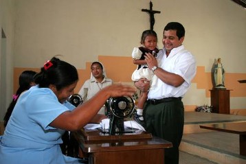 Domingo Leiva Buezo, Priester der Pfarrei San Ildefonso in Ipala/Guatemala besucht die Nähwerkstatt der Frauen aus dem Dorf Chaparoncito in ihrer Kirche, die mit Mitteln von ADVENIAT gebaut wurde.