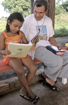 Cametà / Parà / Bairo Novo 
Projekt Pastoral da Crianca in Parà
Freiwilliger Helfer im Gespräch