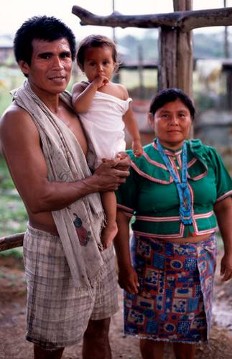 Zwischen den Fronten
Enveras-Indigenas werden zur Zielscheibe im kolumbianischen Bürgerkrieg
JEK 10/16. Comunidad Indigena Jaikerazabi
Provinz Antioqia / Familie von Dorfchef.
Eucebio Cunapa