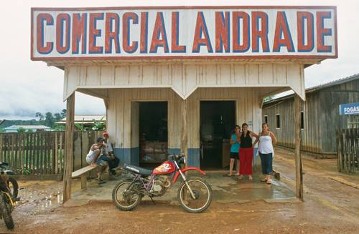 União Bandeirante, Rondônia, Brasilien; 
Geschäft der Familie von Senhor Hélio und Dona Paula Andrade an der Zentrale Allee der Siedlung.