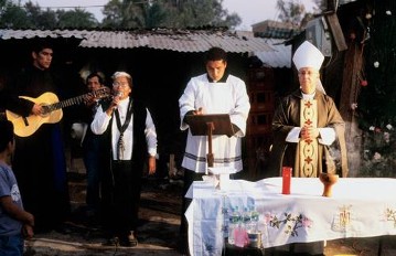 Abendlicher Gottesdienst mit Mons. José Guadelupe Martín Rásbago vor dem Gottesdienst in der Mixteken-Siedlung von León
Reportage: "Mixteken auf dem Abstellgleis"
Mexiko, 19.02. 2006