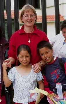 Die Schlehdorfer Schwester Verena Völk mit Kindern im "Centro Integral Santa Catalina"
Reportage: "Fährst du mit dem Bus nach Deutschland"
Quito, Ecuador, 01.03. 2006