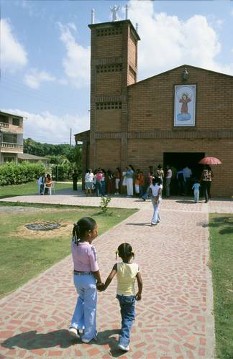 Adveniat-Projekt: Kirche im Armenviertel von Turbo
KA2.Turbo, Barrio Gonzale Mejia.
Messe in der Kirche "Del Devino Nino".