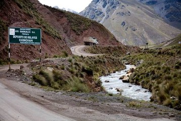 Erzmine  am Pass Ticlio. In dieser Gegend entspringt der Fluss Rimac der die Millionenstadt  Lima mit Trinkwasser versorgt. Minen belasten den Fluss 
praktisch von der Quelle an mit Schadstoffen.
