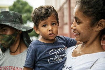 Jesus Parra (28) und Rosmary Gallardo (22) sind mit ihren beiden Kindern aus Venezuela geflohen und suchen in Manaus nach neuen Perspektiven. Sie verkaufen auf der Straße getrocknete Früchte und Kaffee. Rosmary benötigt medizinische Betreuung. Unterstützt und begleitet werden sie von der Migrantenpastorale der Scalabrianer-Schwestern