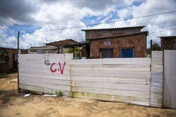 Symbol des Drogenkommandos Comando VErmelho (CV) an einem Haus im indigenen Armenviertel Comunidade Kulina Madiha am Stadtrand von Manaus