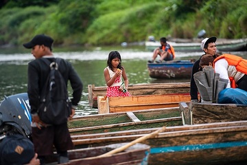 Die Kinder haben sich an den Ablick der fremden Menschen gewöhnt, die zu Hunderten täglich durch ihr Dorf ziehen. Indigenes Dorf Canaan, Provoncia de Darién, Panama