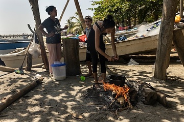 Eine Familie kocht ihr Essen. Der Strand dient den Migranten als Küche, Schlafzimmer, Badezimmer und Spielplatz.