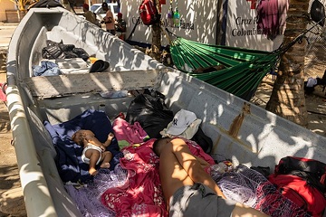 Migranten ruhen sich am Strand von Necoclí aus. Necoclí ist ein Touristendorf in Kolumbien, der nicht in der Lage ist, die Hunderten von Migranten unterzubringen, die jede Woche ankommen.