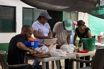 Freiwillige helfen bei der Zubereitung einer Mahlzeit die an Migranten gespendet wird. Die Schwestern sammeln Lebensmittelspenden und können einmal pro Woche etwa 250 Migranten eine Mahlzeit anbieten. Sie wünschten sich, dass sie sie täglich spenden  könnten.