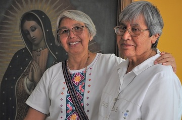 Die Schwestern Monica Alejandra Olivas, Maria Guadalupe Velazco und Alicia Ramirez Garcia, Frauen, die sich für die vorrangige Option für die Armen einsetzen und über die Situation der Migranten an der Grenze tief besorgt sind, verteilen in der Kathedrale von Ciudad Juarez Essen an Migranten.
