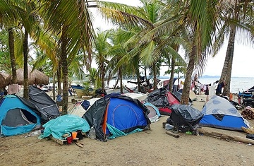 Vorwiegend venezolanische Migranten am Strand von Necocli (Antioquia, Kolumbien), die darauf warten, mit dem Boot nach Acandí (Chocó, Kolumbien) gebracht zu werden (2)