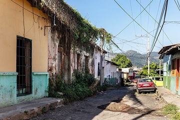 Straßenblick in der Nähe des Caritasviertels in Santa Ana, El Salvador.