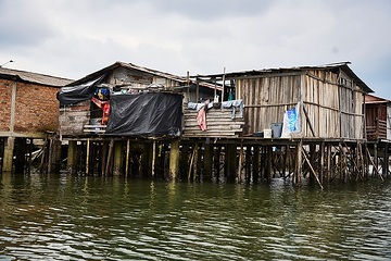 Tumaco liegt im äußersten Südwesten Kolumbiens. Nuevo Milenio ist ein Armenviertel in Tumaco. Es ist ab 1999 entstanden und immer weiter gewachsen, größtenteils auf Pfahlbauten im Wasser. Alle Einwohner sind Bürgerkriegsflüchtlinge, die Schutz und einen Neuanfang suchten - aber Armut und Gewalt vorfanden.