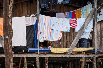 Tumaco liegt im äußersten Südwesten Kolumbiens. Nuevo Milenio ist ein Armenviertel in Tumaco. Es ist ab 1999 entstanden und immer weiter gewachsen, größtenteils auf Pfahlbauten im Wasser. Alle Einwohner sind Bürgerkriegsflüchtlinge, die Schutz und einen Neuanfang suchten - aber Armut und Gewalt vorfanden.