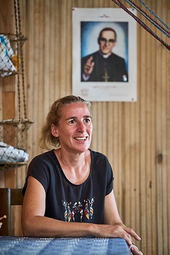 Die 48-jährige Diplom-Theologin und Adveniat-Partnerin Ulrike Purrer Guardado wohnt mitten im Armenviertel Nuevo Milenio. Sie leitet seit 12 Jahren das Centro Afro, ein Jugendzentrum und Schutzraum für Jugendliche inmitten der Gewalt.
